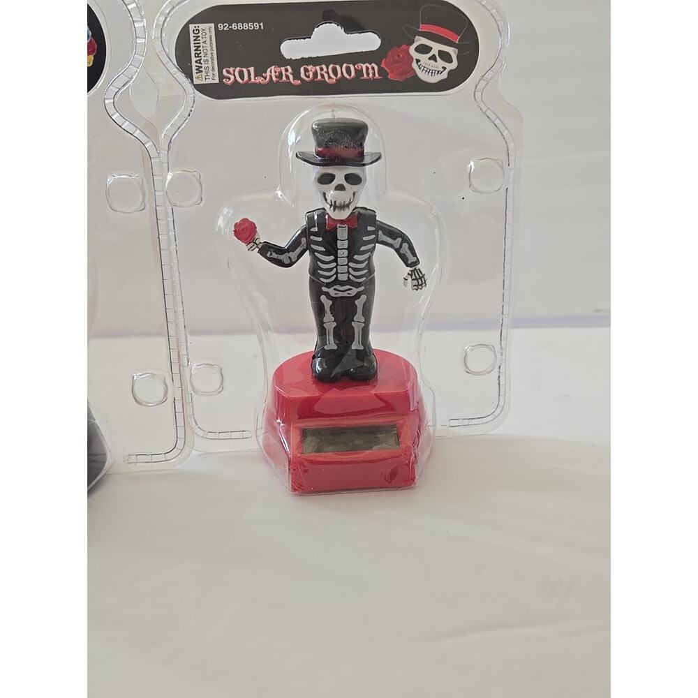 Solar Power Moving Day of the Dead Bride & Groom Decor Figures Black Size 4x2" - Picture 4 of 10